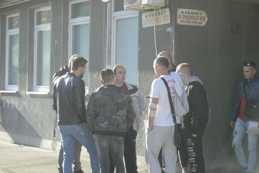 Porodica i prijatelji ispred bolnice
