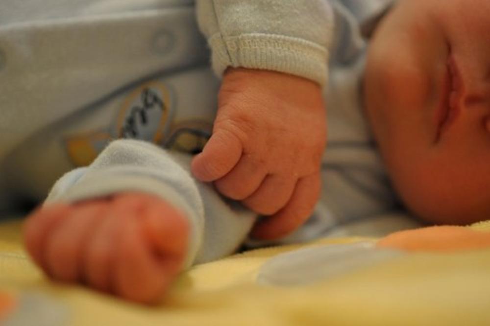BEBA OSTAVILA LEKARE U ČUDU: Prizor koji su ZATEKLI nakon POROĐAJA će se PREPRIČAVATI (FOTO)
