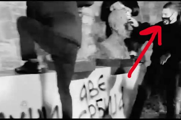 AMERIČKI NEONACISTA JE OSKRNAVIO GROBNICU HEROJA U BEOGRADU: Komunisti optužuju, pokazali su i FOTOGRAFIJE!