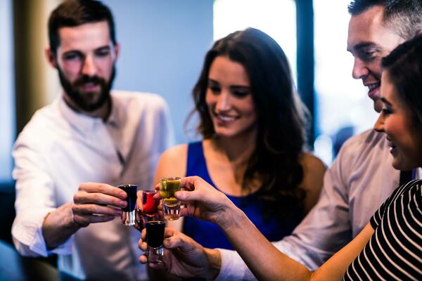 OVO SVI PRAKTIKUJEMO, ALI NEMAMO POJMA ZAŠTO: Evo zašto se nazdravlja ALKOHOLOM, a NIKADA VODOM!