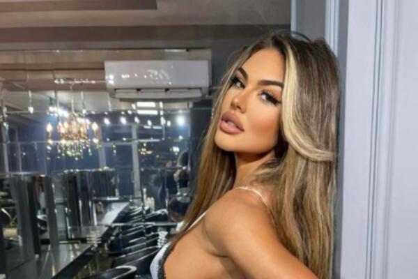 VODITELJKA PINKA SE SKINULA SKORO GOLA, OGROMNE GRUDI U PRVOM PLANU: Ogolila INTIMU, vidi se bukvalno SVE! (FOTO)