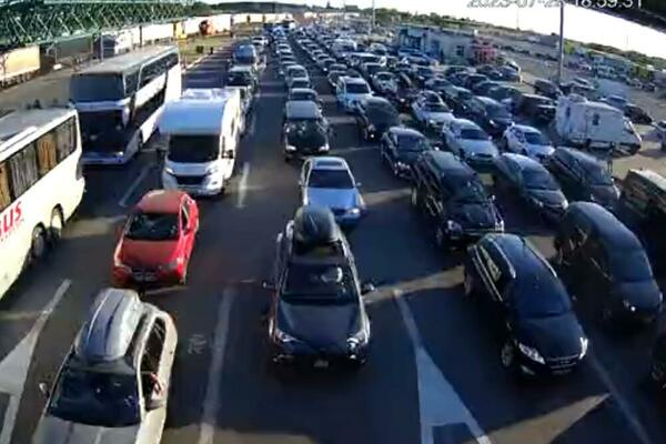 GUŽVE NA GRANIČNIM PRELAZIMA: Na Horgošu zadržavanje pola sata, OVA VOZILA čekaju i do TRI