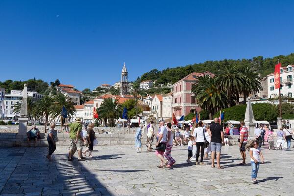 Velika potražnja za sezonskim radnicima, plata ide i do 3.000 evra! Hrvati i Crnogorci najviše traže ove profesije!