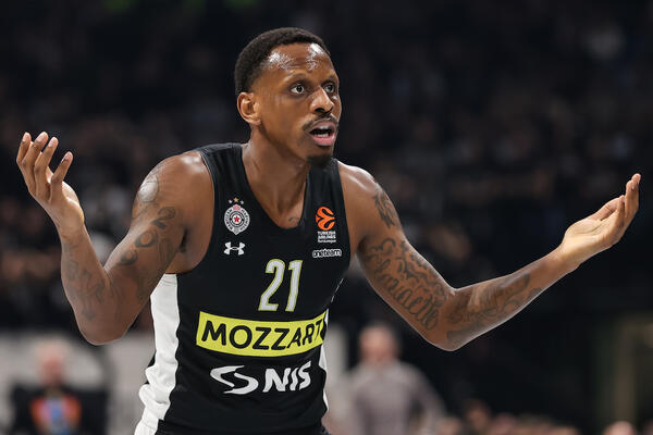 U pravi čas, Džejms Naneli spašava Partizan!