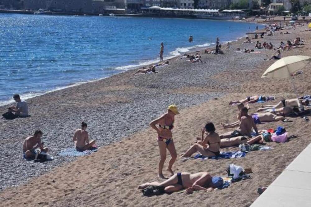 Turisti otišli da se kupaju pa kad su izašli iz vode dočekao ih šok! Kupači masovno počeli da beže kad su videli...