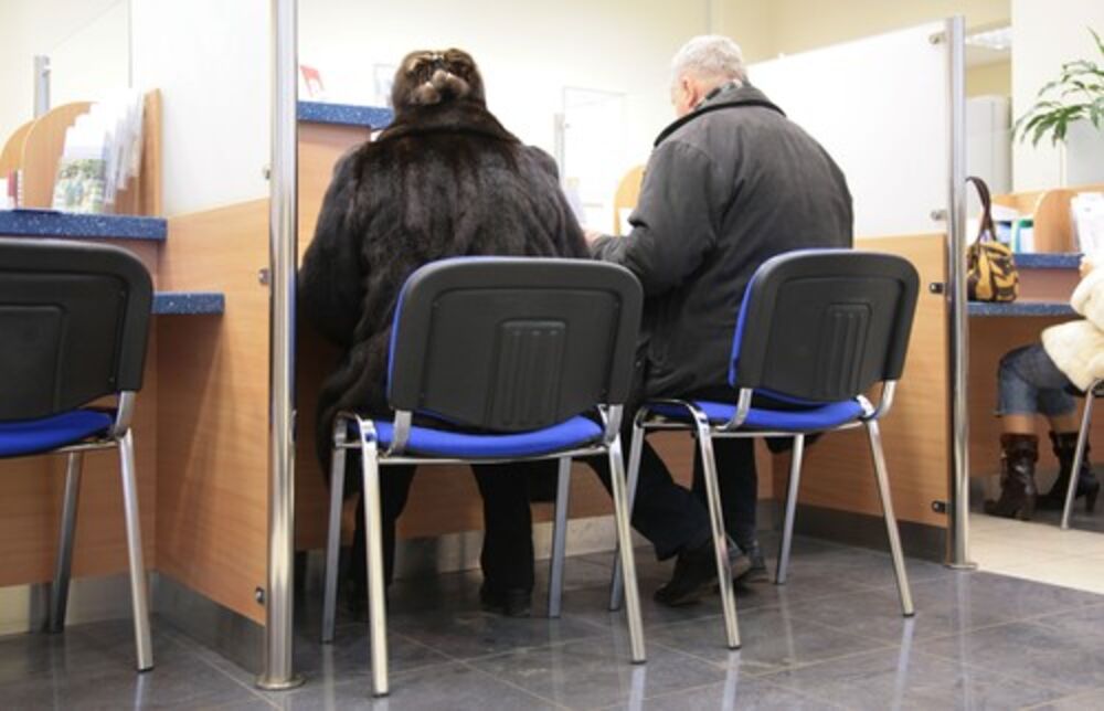 U banci dvoje penzionera