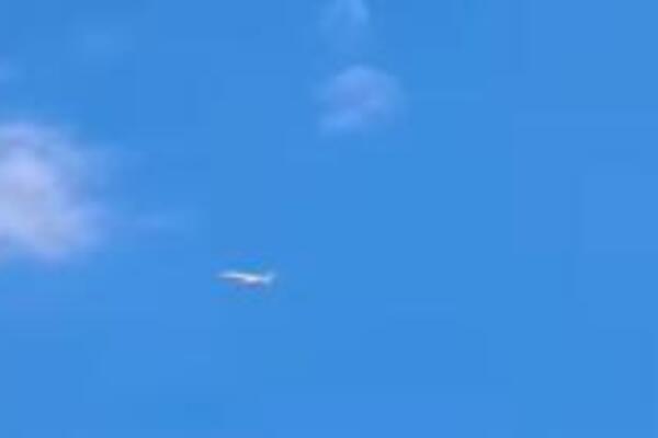 (VIDEO) Avion usnimljen iznad Niša, kružio oko grada 20 minuta: Drama na nebu, evo gde je na kraju sleteo!